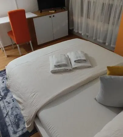 Monera & & Free Garage * Μόσταρ