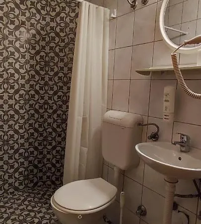 Monera & & Free Garage * Μόσταρ