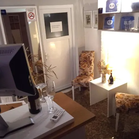 Monera & & Free Garage * Μόσταρ