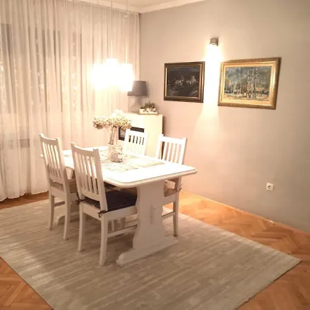 Monera & & Free Garage Μόσταρ