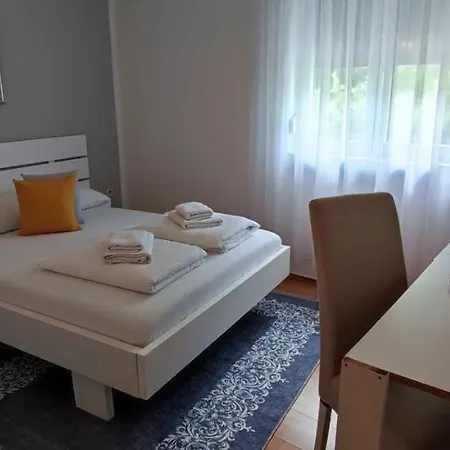 Monera & & Free Garage * Μόσταρ