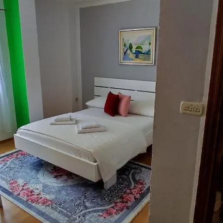 Monera Apartments&rooms&free Garage Appartamento *