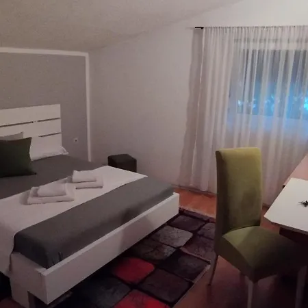 Monera & & Free Garage Μόσταρ